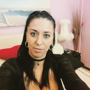 Aliceblack24 naked before webcam in live porn chat