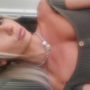 Angel_baby124 naked before webcam in live porn chat