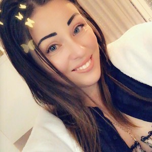 AngieBaby_77 naked before webcam in live porn chat