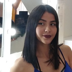 AnnieWillis naked before webcam in live porn chat