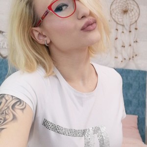 Arianaskysexx naked before webcam in live porn chat