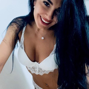 AwaMia_ naked before webcam in live porn chat