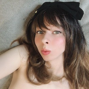 bambibeth naked before webcam in live porn chat