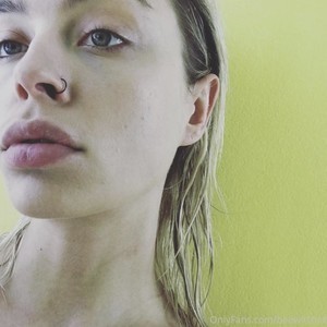 Beewitched naked before webcam in live porn chat
