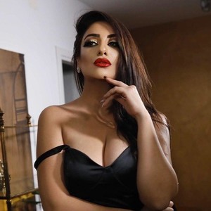 BustyGeoBaby naked before webcam in live porn chat