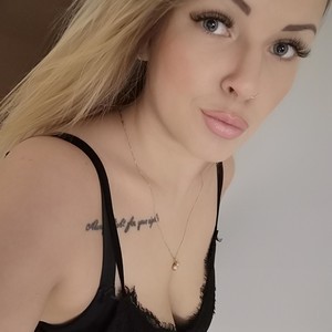 CynthiaPretty naked before webcam in live porn chat