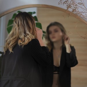 EmilyFar naked before webcam in live porn chat