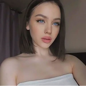 EmilyHill naked before webcam in live porn chat