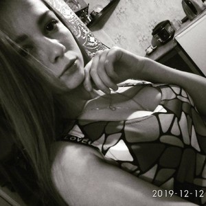 EmiStern naked before webcam in live porn chat