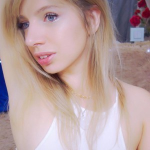 Gelsomina_ naked before webcam in live porn chat
