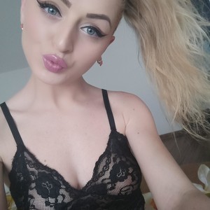 hottieella naked before webcam in live porn chat