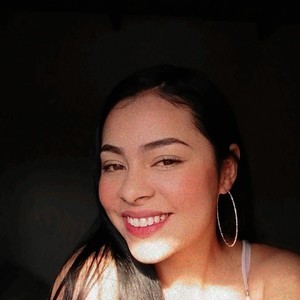 Julie_es naked before webcam in live porn chat