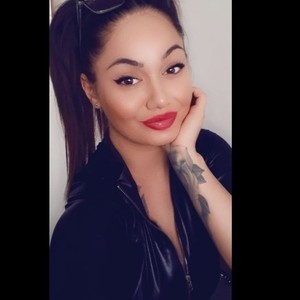 JullietXXX naked before webcam in live porn chat