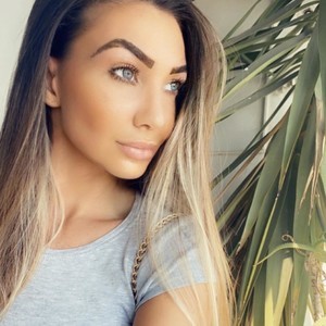 Lady_C naked before webcam in live porn chat