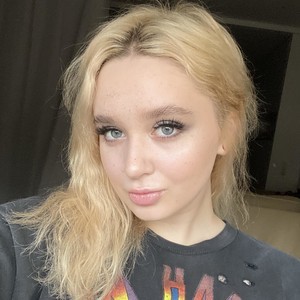 LiahSweety naked before webcam in live porn chat