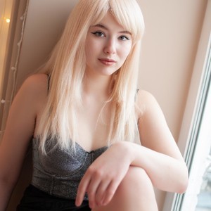 MakeMe_Yours naked before webcam in live porn chat