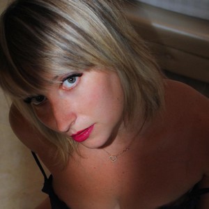 Marie_Gold naked before webcam in live porn chat