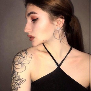 Mariella2 naked before webcam in live porn chat