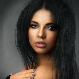 MayaSins naked before webcam in live porn chat