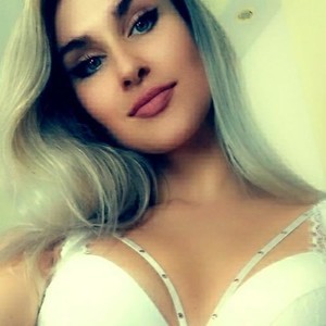 Melissa_juicy naked before webcam in live porn chat