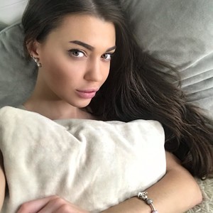 Miss_X_ naked before webcam in live porn chat