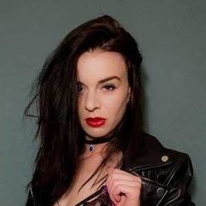 MissUnicorns naked before webcam in live porn chat