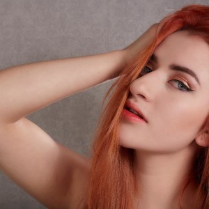 Petuchel naked before webcam in live porn chat