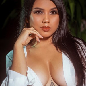 shanabellucy naked before webcam in live porn chat