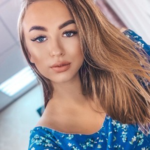 SophieNymph naked before webcam in live porn chat