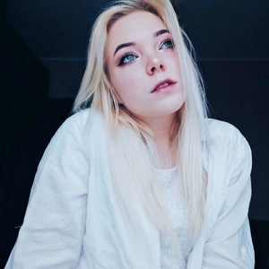 StarStella_ naked before webcam in live porn chat