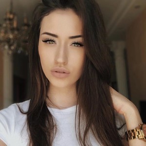 Ur_Majesty naked before webcam in live porn chat