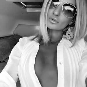 Beatrix_Kisss naked before webcam in live porn chat