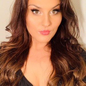 Britheawkward naked before webcam in live porn chat