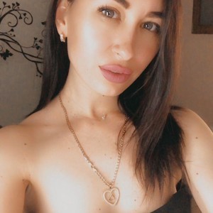 SheriWi naked before webcam in live porn chat