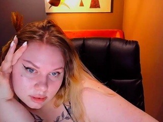 CurvySonya