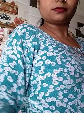 Hot-Pooja25